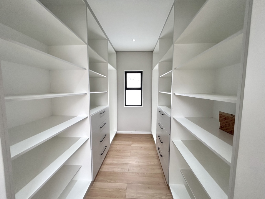 To Let 4 Bedroom Property for Rent in Sandown Western Cape